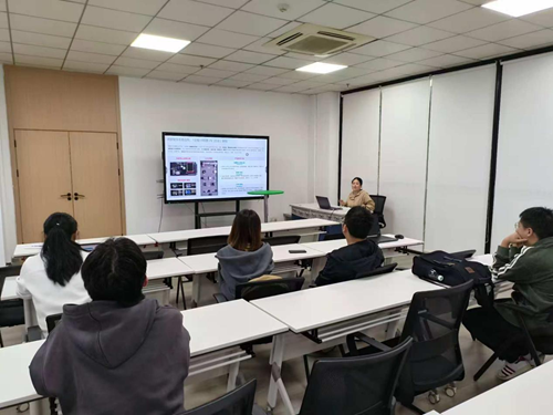 聚焦鴻蒙智聯(lián)場景，深化產(chǎn)教融合新篇——“智慧教育”工作室鴻蒙項目會議側(cè)記